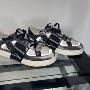 Valentino Garavani
VL7N Low-Top Leather Sneakers